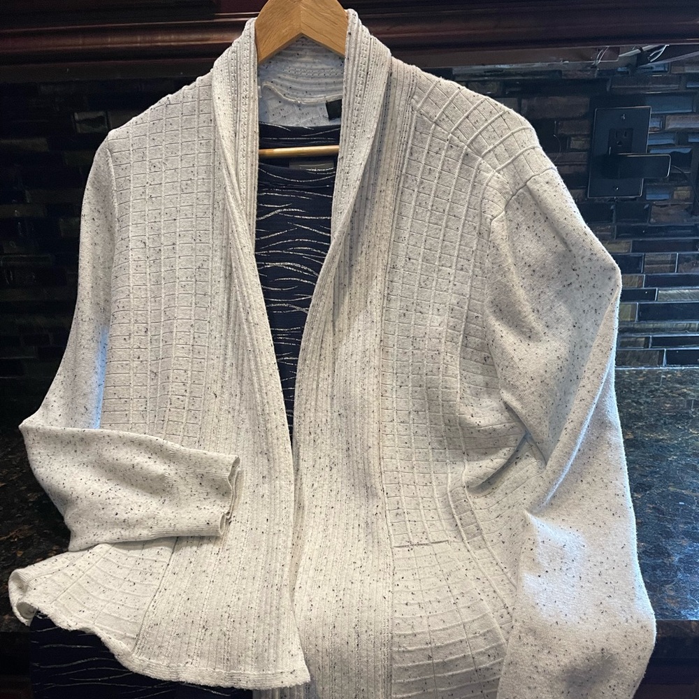 Cardigan large. Pebble sand print. ECU.
(Black inner shell is not included)